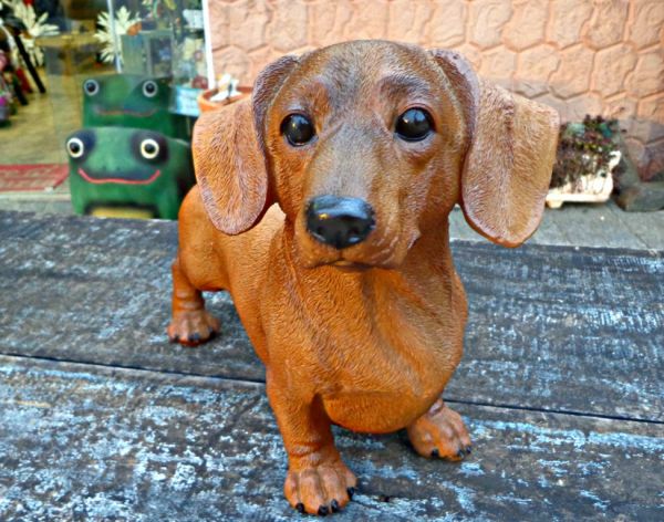 ENCOMENDA GIOVANA COSTABEBER - CACHORRO SALSICHA DE RESINA