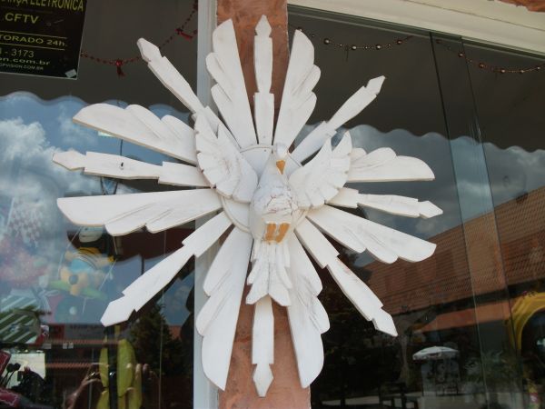 DIVINO ESPÍRITO SANTO DE MADEIRA COM 42 CM