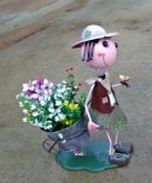 BONECA DE METAL 40 CM PUXANDO A CARROÇA