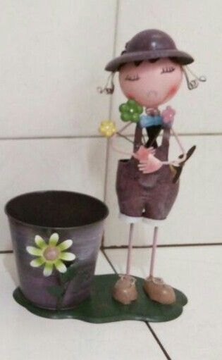 ENCOMENDA BONECA DE METAL E FORMIGA